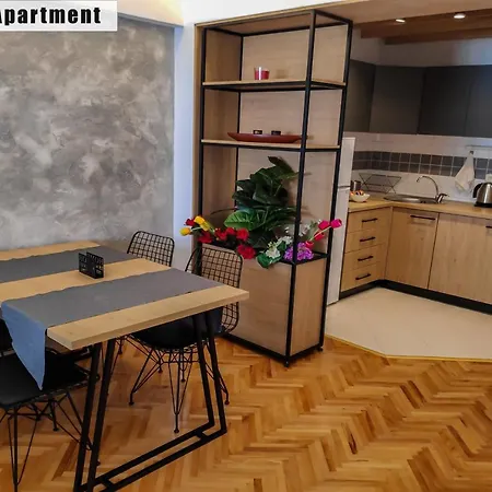 Fantasy With Free Parking Apartment